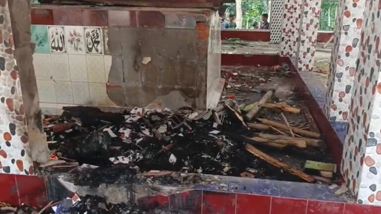 কুমিল্লায় চার মাজার ভাঙচুরে মামলা, আসামি ২২০০ জন