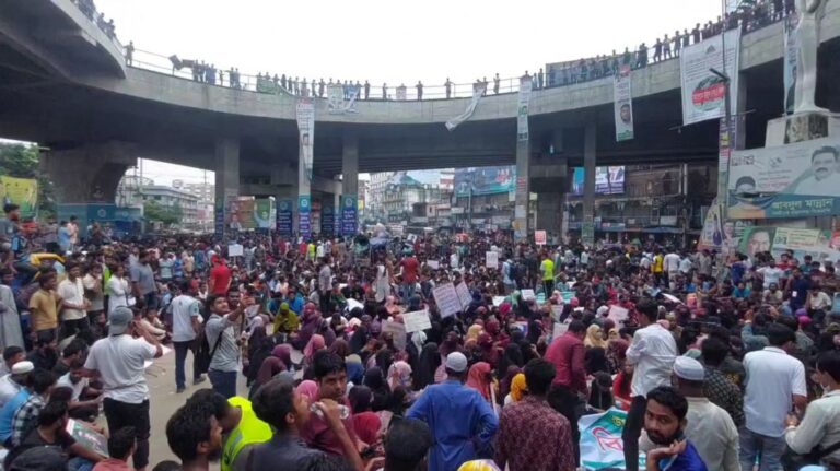 গাজীপুরে ডিপ্লোমা প্রকৌশলীদের মহাসড়ক অবরোধ, যান চলাচল বন্ধ