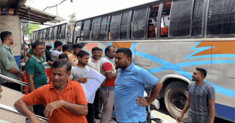 অবশেষে চাঁপাইনবাবগঞ্জ-রাজশাহী-নাটোর রুটে বাস চলাচল স্বাভাবিক