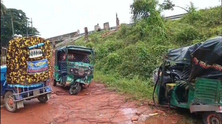 চট্টগ্রামে বাসের ধাক্কায় বউ-শাশুড়িসহ নিহত ৩