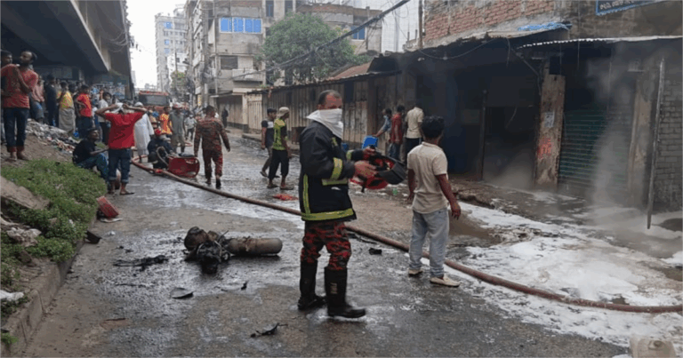 টঙ্গীতে কেমিক্যাল গোডাউনে আগুন, ফায়ার সার্ভিস সদস্যসহ দগ্ধ ৫