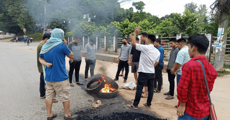 খাগড়াছড়িতে চলছে সকাল-সন্ধ্যা সড়ক অবরোধ, ভোগান্তিতে পর্যটক