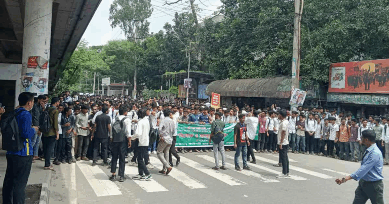 ৬ দফা দাবিতে সাতরাস্তা মোড়ে কারিগরি শিক্ষার্থীদের সড়ক অবরোধ