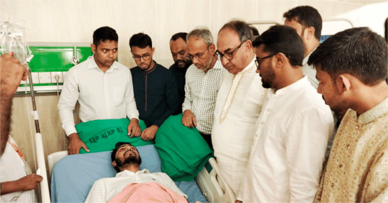 নুর’কে দেখতে ঢামেক হাসপাতালে মির্জা আব্বাস