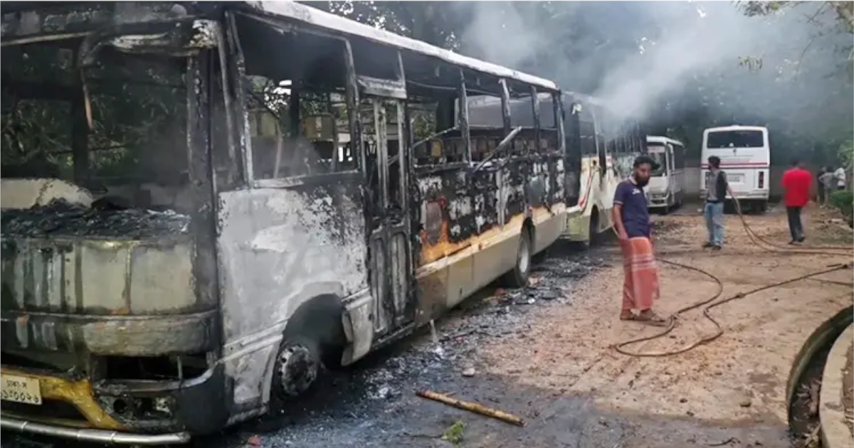 সাভারে ড্যাফোডিল ও সিটি ইউনিভার্সিটি শিক্ষার্থীদের সংঘর্ষ, বাস ভাঙচুর-আগুন | Deepto News : দীপ্ত নিউজ