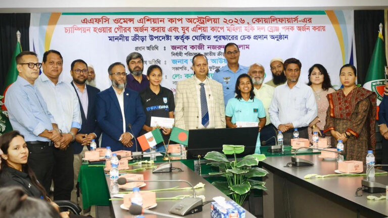 ক্রীড়া পরিষদের আর্থিক পুরস্কার বুঝে পেলো নারী ফুটবল ও হকি দল