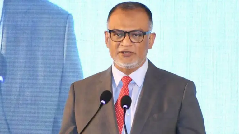২ দিনের ফ্লাইট বিপর্যয়ের মাশুল মওকুফ করবে সরকার: বাণিজ্য উপদেষ্টা
