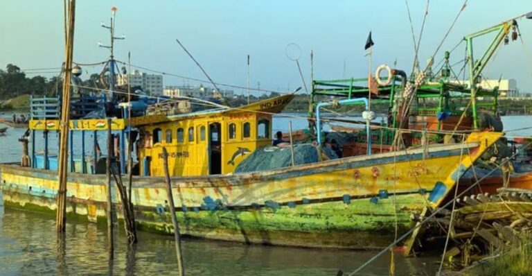 বাংলাদেশের জলসীমায় ভারতীয় ট্রলার, আটক ৯