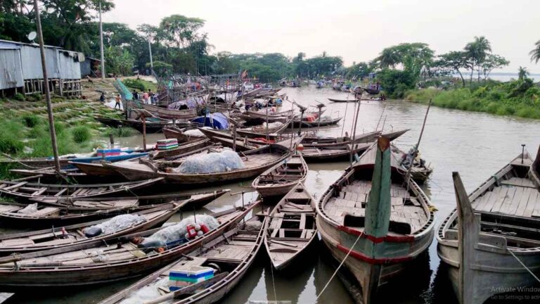 মধ্যরাত থেকে ইলিশ আহরণে নদীতে নামবেন জেলেরা