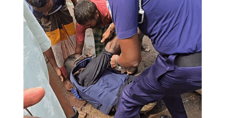 চাঁদাবাজি থামাতে গিয়ে মার খেলেন অতিরিক্ত পুলিশ সুপার