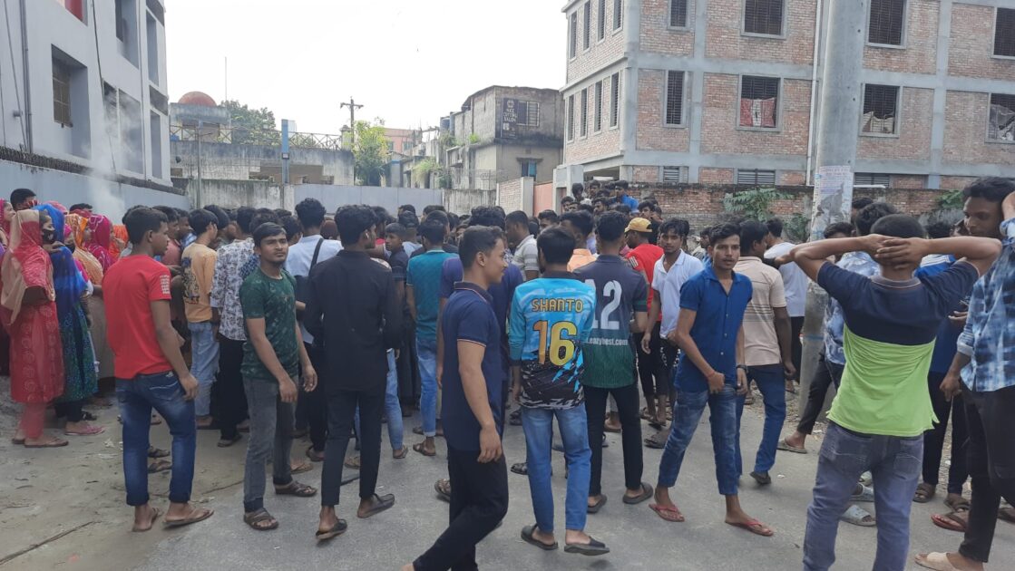 গাজীপুরে ৯ দফা দাবিতে শ্রমিকদের বিক্ষোভ