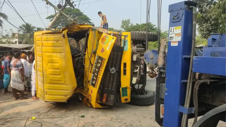 পাবনায় বাঁশবোঝাই ট্রাকের ধাক্কায় শিক্ষার্থীসহ নিহত ৩