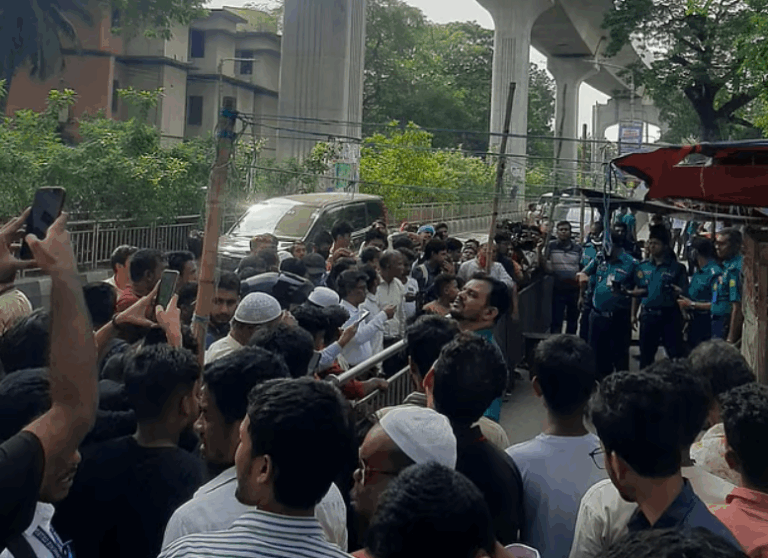 ফার্মগেটে বিয়ারিং প্যাড খুলে পথচারীর মৃত্যু, মেট্রো চলাচল বন্ধ