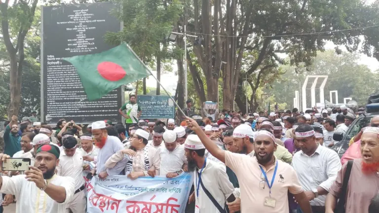 নবম দিনের মতো কেন্দ্রীয় শহীদ মিনারে এমপিওভুক্ত শিক্ষকরা
