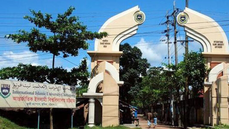 চট্টগ্রামে ট্রাকের নিচে বিশ্ববিদ্যালয়ের দুই শিক্ষার্থী