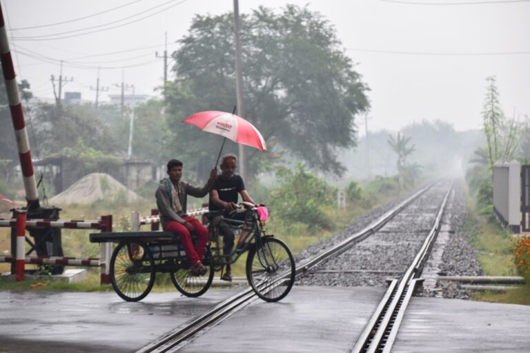 টানা বৃষ্টিতে বিপর্যস্ত পঞ্চগড়, উত্তরাঞ্চলে শীতের আভাস
