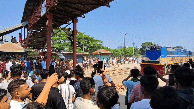 ভৈরব জেলার দাবিতে রেলপথ অবরোধ করে ট্রেনে পাথর নিক্ষেপ