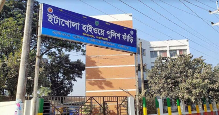 নরসিংদীতে বাসের ধাক্কায় অটোরিকশা চালকসহ, নিহত ৩