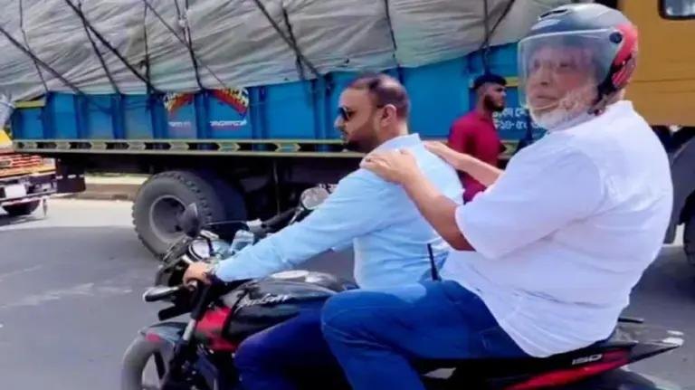 জ্যামে আটকা উপদেষ্টা, পরে গন্তব্যে গেলেন মোটরসাইকেলে