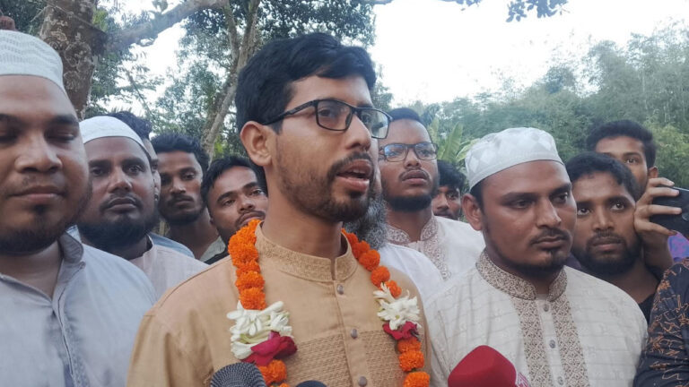 ‘নারী শিক্ষার্থীদের কটাক্ষ করে দেশে কোনো রাজনীতি চলবে না’