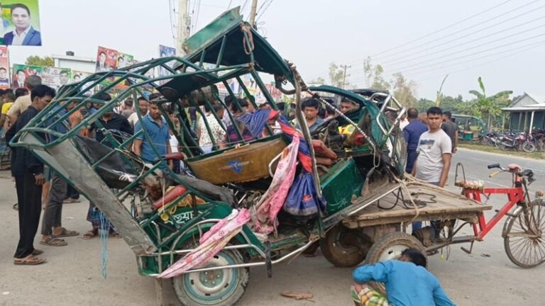 জামালপুরে কাভার্ড ভ্যানের চাপায় নিহত ৪