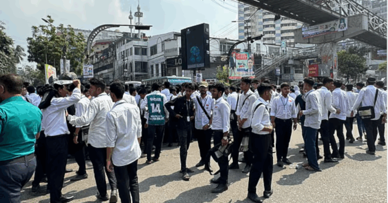 ঢাকা কলেজ শিক্ষার্থীদের সায়েন্সল্যাব মোড় অবরোধ
