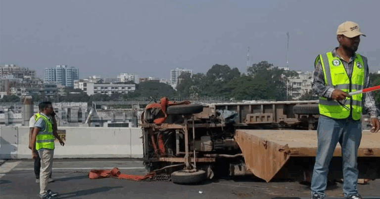 পিকআপ উল্টে এলিভেটেড এক্সপ্রেসওয়ের এয়ারপোর্টমুখী লেন বন্ধ
