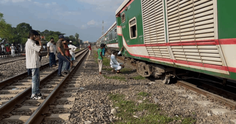 মোহনগঞ্জ এক্সপ্রেস লাইনচ্যুত, ঢাকা-ময়মনসিংহ রেললাইনে চলাচল বন্ধ