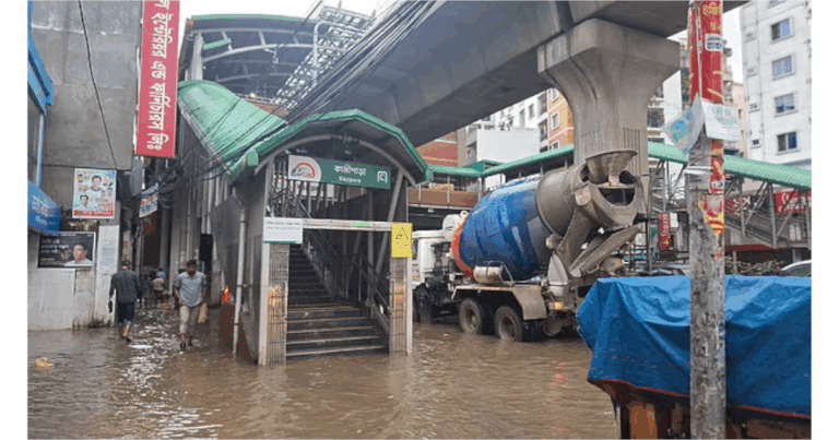 রাজধানীতে ৬ ঘণ্টায় ১৩২ মিলিমিটার বৃষ্টি, অধিকাংশ সড়কে জলাবদ্ধতা