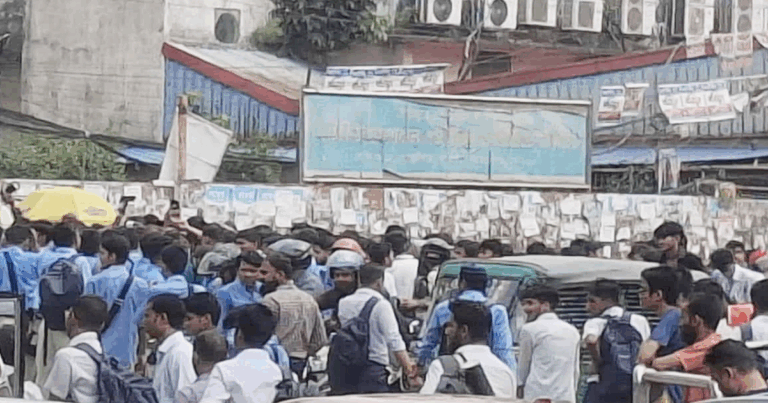 ফার্মগেটে শিক্ষার্থীদের সড়ক অবরোধ, যান চলাচল বন্ধ