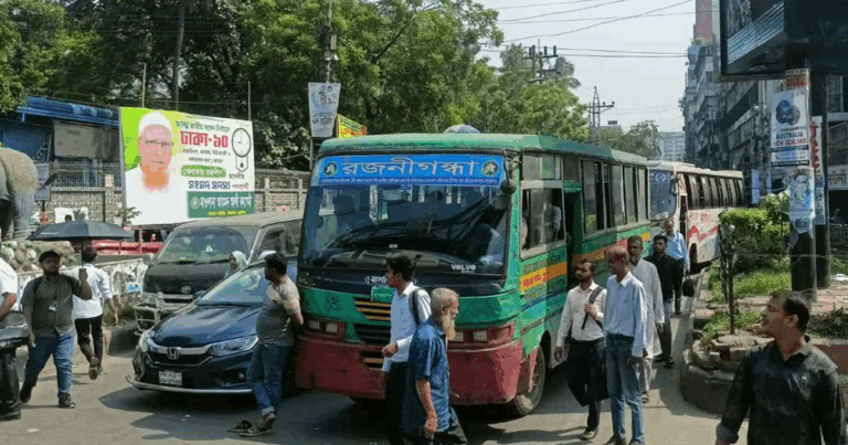 অধ্যক্ষের অনুরোধে সায়েন্সল্যাব ছাড়লেন শিক্ষার্থীরা, যান চলাচল শুরু