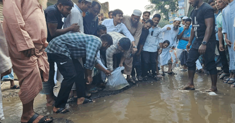 ভাঙা সড়কে ‘মাছের পোনা’ ছেড়ে প্রতিবাদ জানালেন হাসনাত আবদুল্লাহ