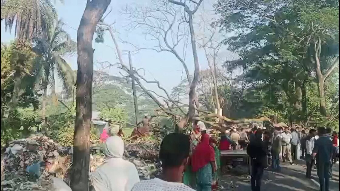৪ ঘন্টা পর ঢাকা-বরিশাল মহাসড়কে যান চলাচল স্বাভাবিক
