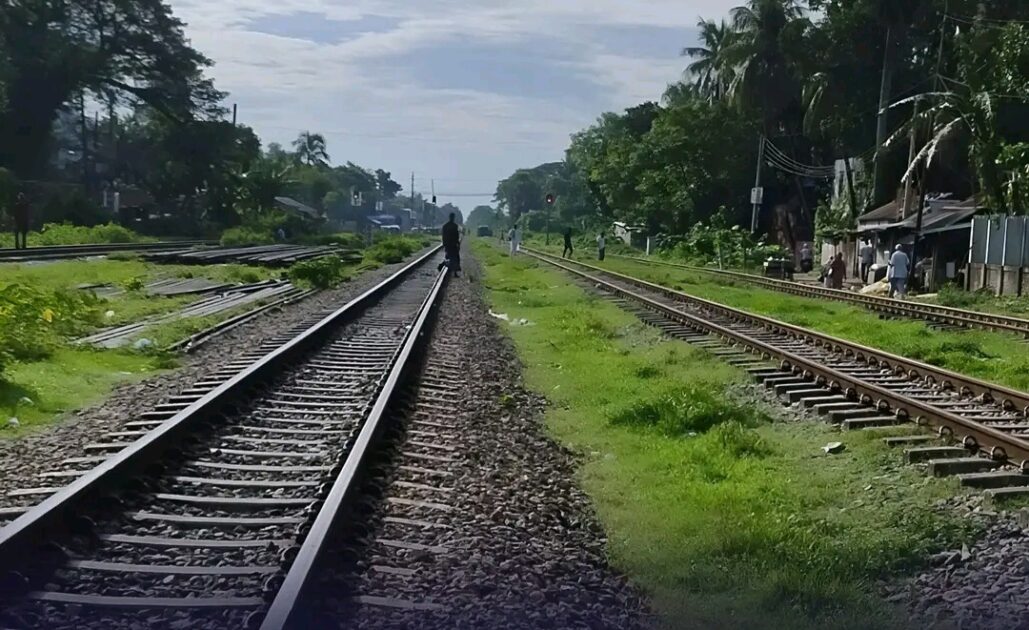 ট্রেন থেকে পড়ে প্রাণ গেল যুবকের