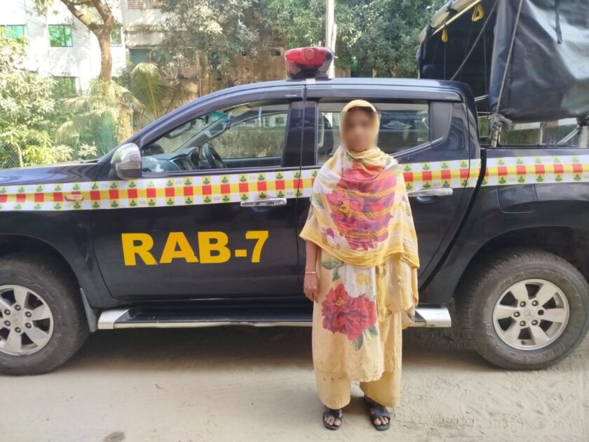 যাত্রীবাহী বাস থেকে ইয়াবাসহ রোহিঙ্গা নারী আটক