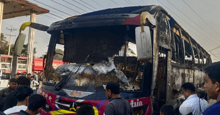 গভীর রাতে থেমে থাকা বাসে আগুন, ঘুমন্ত চালকের মৃত্যু