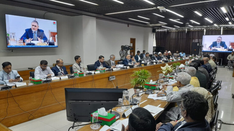 ‘ঝঞ্ঝা বিক্ষুদ্ধ নাবিকের মতো এগোচ্ছে ইসি’
