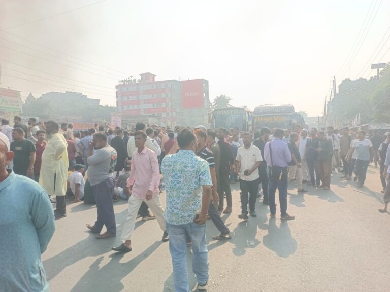 গাজীপুর-৬ আসন বহালের দাবিতে মহাসড়ক অবরোধ
