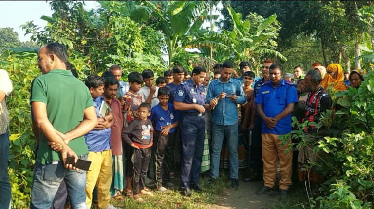 মাঠ থেকে অজ্ঞাত নারীর লাশ উদ্ধার