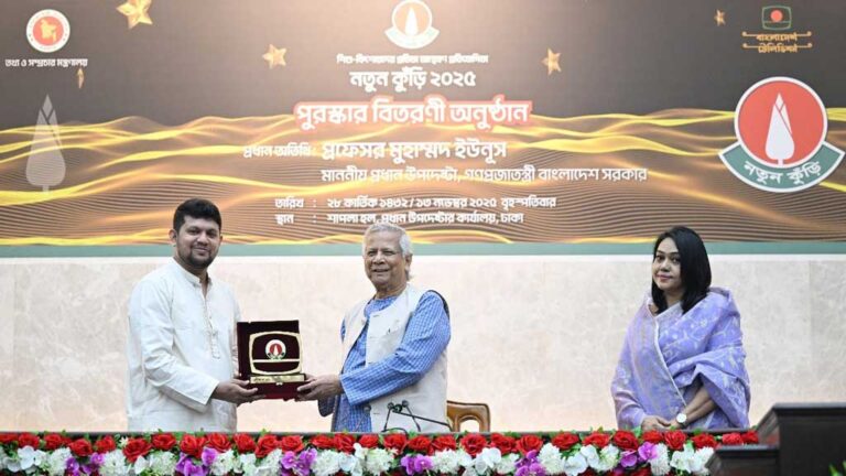 ‘নতুন কুঁড়ি’ বিজয়ীদের হাতে পুরস্কার তুলে দিলেন প্রধান উপদেষ্টা