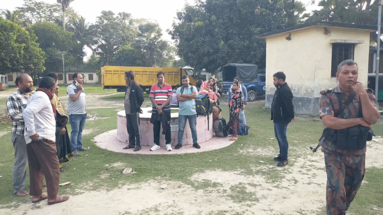 মেহেরপুর সীমান্তে ১২ বাংলাদেশিকে ফেরত দিল বিএসএফ