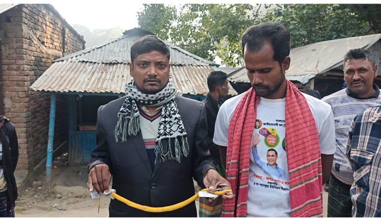 ঝিনাইদহে বিলুপ্তপ্রায় ‘অ্যালবিনো গোখরা’ সাপ উদ্ধার