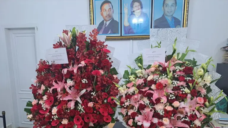 খালেদা জিয়ার সুস্থতা কামনায় ফুল পাঠিয়েছেন পাকিস্তানের প্রধানমন্ত্রী
