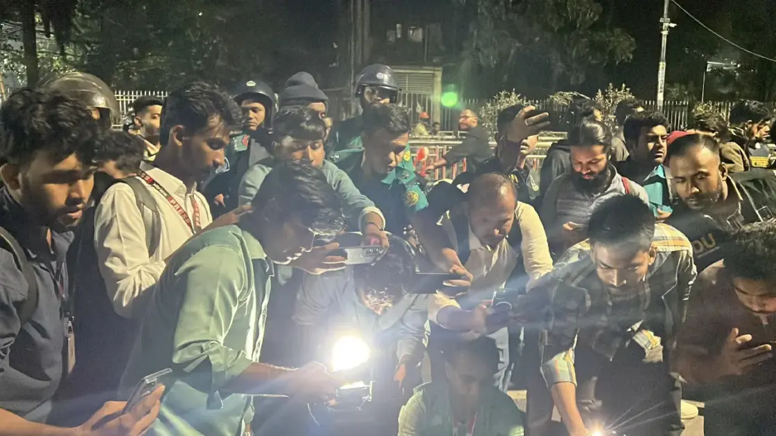 টিএসসিতে ২টি ককটেল বিস্ফোরণ