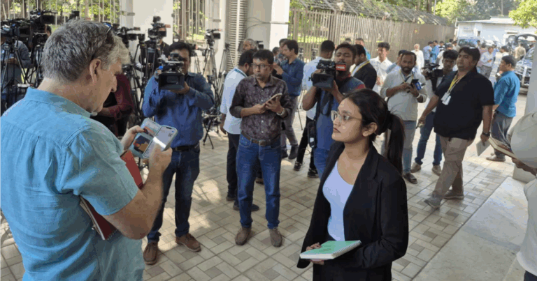 আন্তর্জাতিক অপরাধ ট্রাইব্যুনাল প্রাঙ্গণে দেশি-বিদেশি গণমাধ্যমকর্মীদের ভিড়