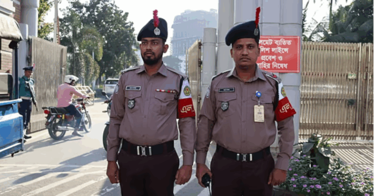 পুলিশ সদস্যদের গায়ে উঠেছে নতুন পোশাক