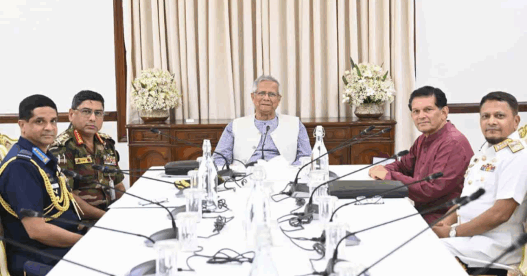 প্রধান উপদেষ্টার সঙ্গে সাক্ষাৎ করলেন তিন বাহিনী প্রধান