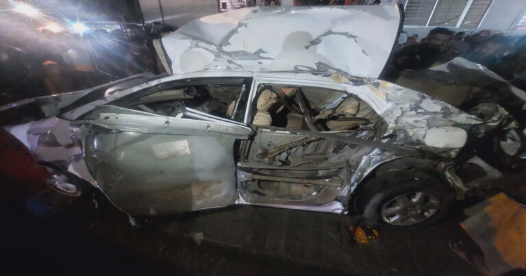 টাঙ্গাইলে দাঁড়িয়ে থাকা প্রাইভেটকারে ট্রাকের ধাক্কা, মা-মেয়ে নিহত