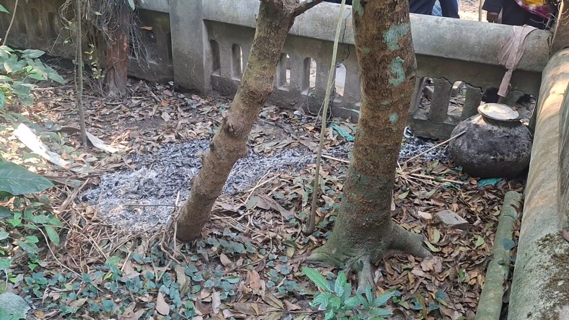 বিজয় দিবসের আগের রাত্রে মুক্তিযোদ্ধার কবরে আগুন