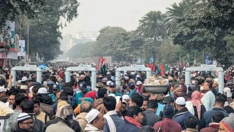 খালেদা জিয়ার জানাজা ঘিরে মানিক মিয়া অ্যাভিনিউয়ে মানুষের ঢল